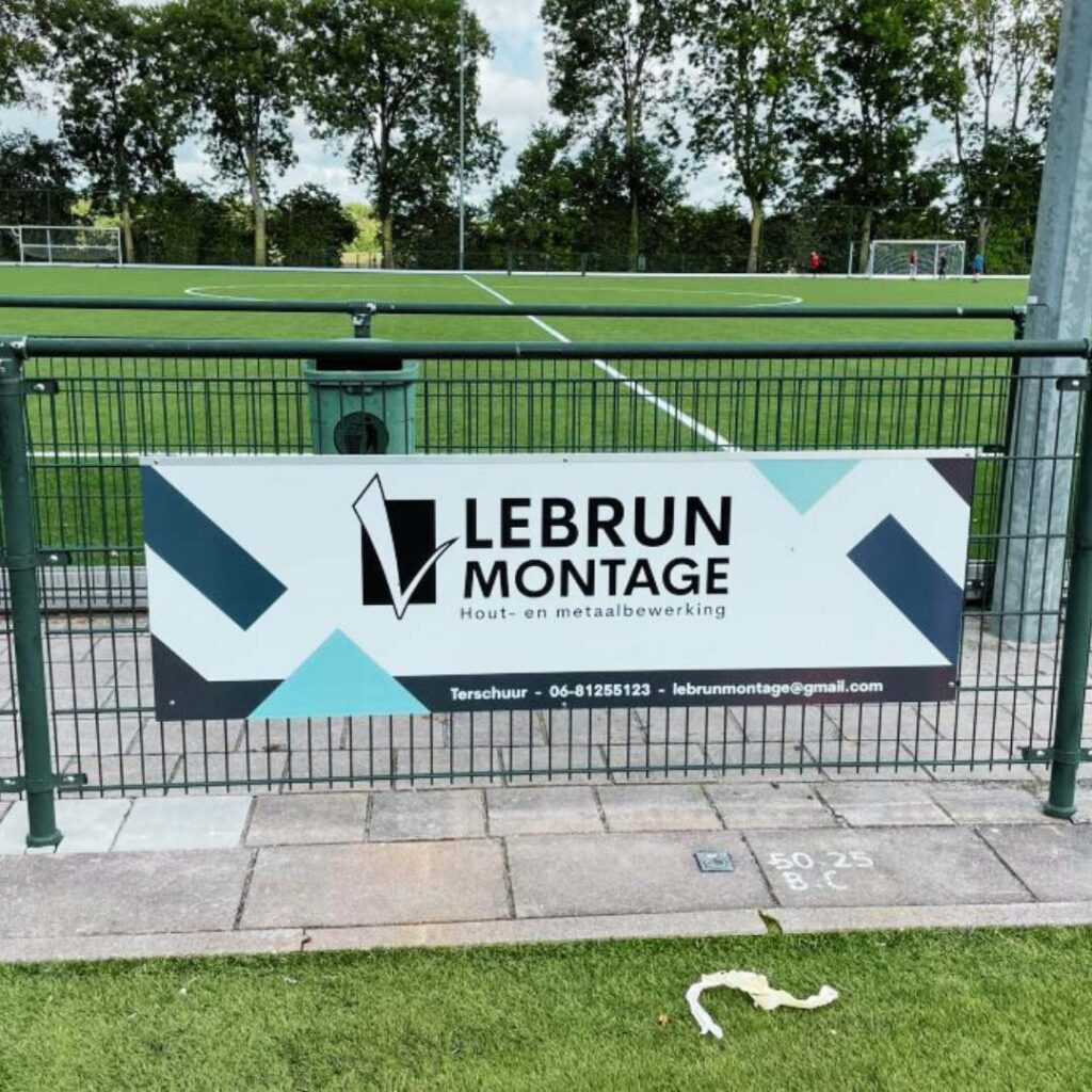 advertentiebord Lebrun bij voetbalveld